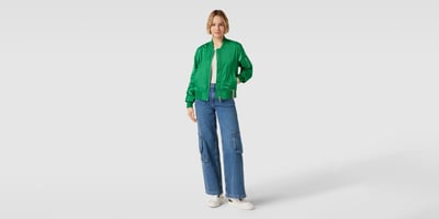 Grüner Blouson zur blauen Jeans