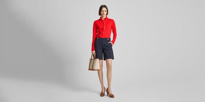 Frau in rotem Hemd und marine blauer Shorts