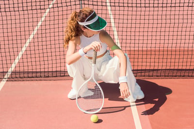 Frau im weißen Tennis-Look