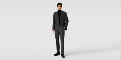 Mann mit Business-Anzug und schwarzem Rollkragenpullover