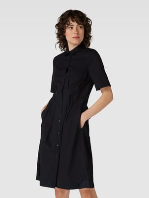 Schwarzes Kleid mit kurzen Ärmeln 