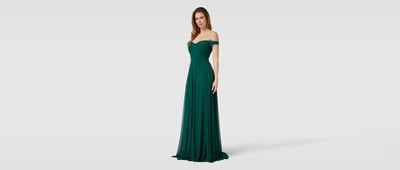 Frau mit smaragdgrünem Kleid 