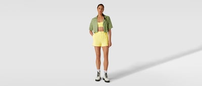 80er-Mode Outfit mit grellen Farben 