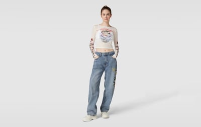 Weite Baggy Jeans mit tiefem Bund zum transparenten Shirt